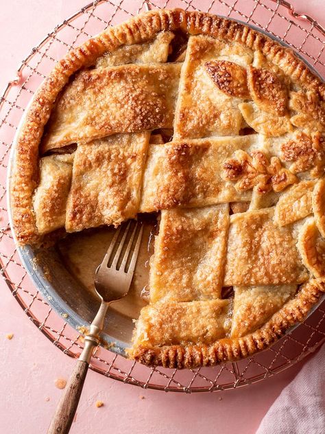 Mini Peach Pies, Classic Apple Pie Recipe, Lattice Crust, Traditional Apple Pie, Yummy Pie Recipes, Pie Crust Recipe Easy, Fall Pies, Classic Apple Pie, Baked Apple Pie