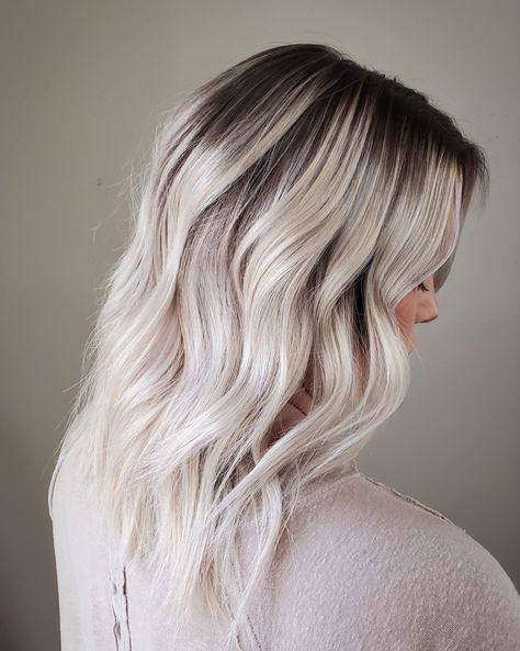 Icy Blonde Smudge Root, Root Shadow Blonde Short, Hair Color Ideas Dark Roots Light Ends, Dark Rooted Blonde Hair, Blonde Hair Brown Root Smudge, Root Smudge Icy Blonde, Root Smudge Blonde Dark Roots, Ash Blonde Hair Root Smudge, Root Smudge Blonde Before And After