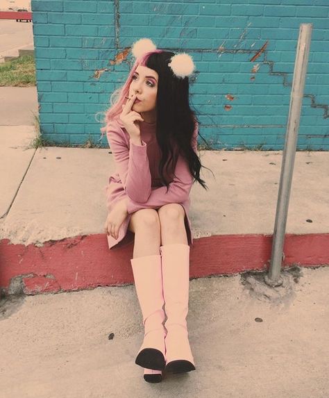 Vc percebe q a pessoa é foda quando ela tá fumando e fica fofa S2 Pink Melanie Martinez, Welcome To My Nightmare, Melanie Martinez Style, Melanie Martinez Outfits, Helena Bonham Carter, Melanie Martinez, Rwby, American Singers, Adele