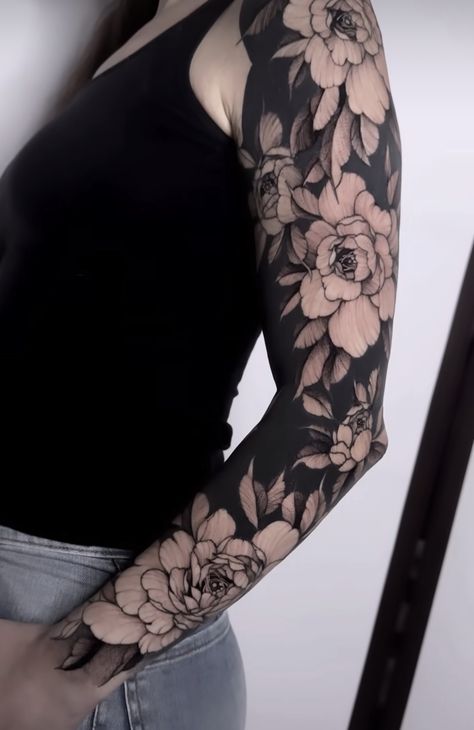 Negative Tattoo, Blast Over Tattoo, Tattoo Peony, Shen Long Tattoo, Black Sleeve Tattoo, Feminine Tattoo Sleeves, Blackout Tattoo, Floral Tattoo Sleeve, Tatuaje A Color