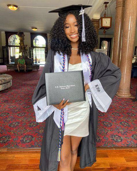 JG🦋 on Instagram: “Next stop Fau :) #graduation” 2enior Ye4r, Law Life, Graduation Hairstyles With Cap, Masters Graduation, College Graduation Photoshoot, Photo Hacks, College Graduation Pictures, Graduation Photography Poses, Graduation Poses