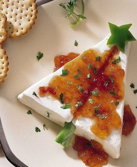 2 Minute Appetizer - GOODEness Gracious Cream Cheese Christmas Tree, Pepper Decorations, Cheese Christmas Tree, Cheese Christmas, Cheese Block, Christmas Tree Food, Pepper Jelly, Snacks Für Party, Christmas Party Food