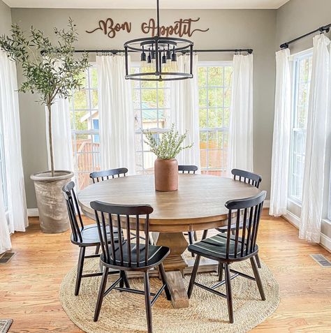 Kitchen Breakfast Nooks Round Table, 60 Round Dining Table, Kitchen 2024, Round Kitchen Table, Dining Room Cozy, Fuller House, Ideas For Decorating, Dining Room Makeover, Reclaimed Lumber