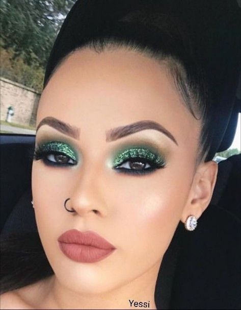 Emerald Wedding Makeup, Green Emerald Eye Makeup, Emerald Green Wedding Makeup Looks, Emerald Eyeshadow Looks, Hunter Green Eyeshadow Looks, Emerald Green Wedding Makeup, Emerald Green Make Up, Strapless Hairstyles, Emerald Green And Gold Makeup