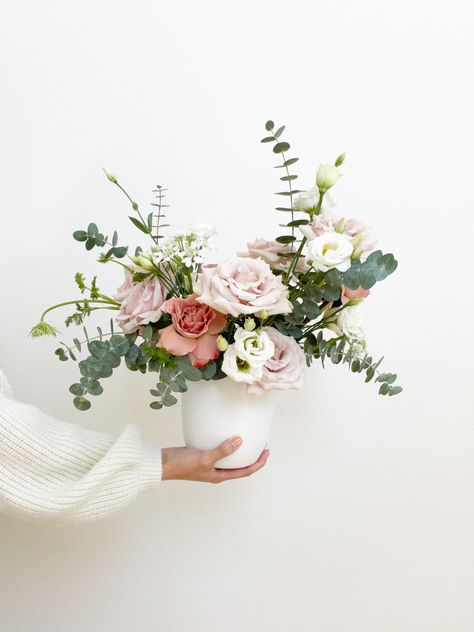 Simple Flowers Arrangements, Delicate Flower Arrangement, Flower Vase Home Decor, Small Vase Floral Arrangements, Arranged Flowers In A Vase, Vase Bouquet Floral Arrangements, Simple Spring Floral Arrangements, Table Bouquet Floral Arrangements, Petite Floral Arrangements