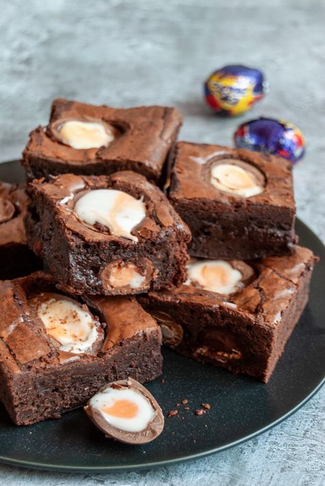 Creme Egg Brownies - Something Sweet Something Savoury Easter Brownies, Easter Sweet Treats, Chocolate Easter Cake, Creme Eggs, Easy Easter Desserts, Easter Snacks, Easter Desserts Recipes, Creme Egg, Easter Baking