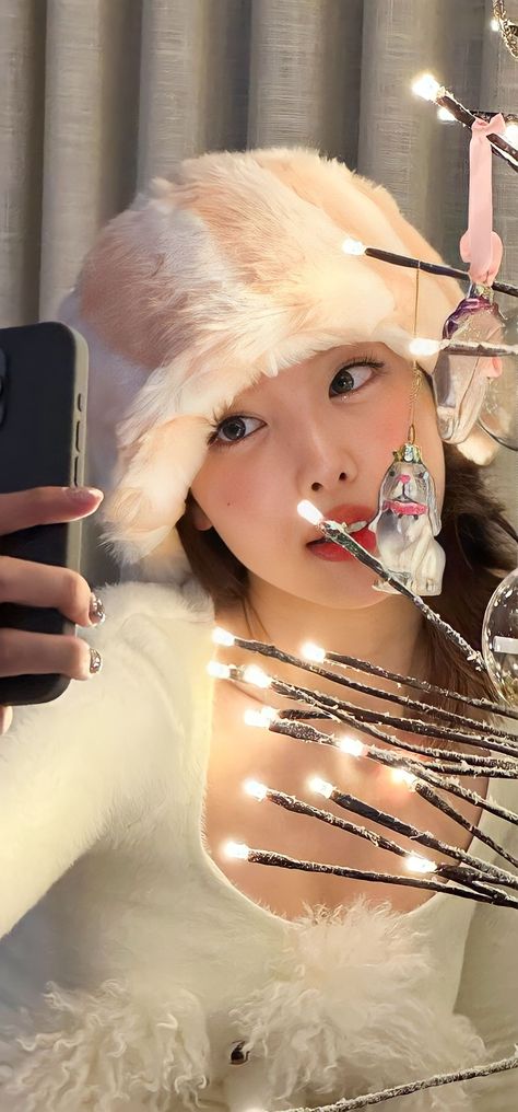 Twice Lockscreen, Tzuyu And Sana, Twice Momo Wallpaper, Nayeon Wallpaper, Kpop Selca, Cute Kpop, Christmas Aesthetic Wallpaper, Twice Nayeon, Pop Photos