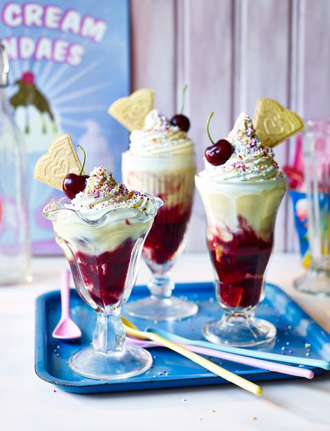 Our knickerbocker glory trifle recipe is a fun combination of two classic British puddings. Simple and delicious - this dessert is sure to become a real family favourite Knickerbocker Glory, Pudding Ice Cream, Trifle Desserts, Trifle Recipe, Eating Ice, Creamy Desserts, Ice Cream Sundae, Ice Cream Cake, Trifle