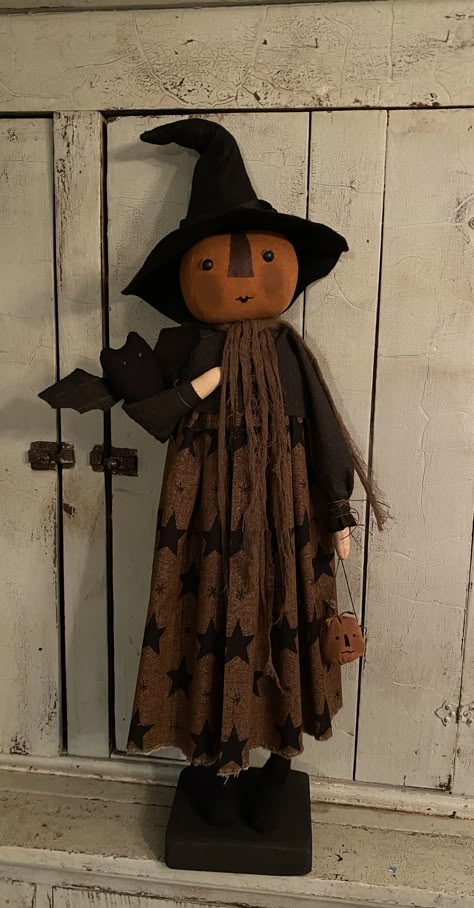 Primitive Halloween Crafts, Primitive Fall Crafts, Primitive Halloween Decor, Scarecrow Doll, Halloween Folk Art, Halloween Sewing, Primitive Halloween, Vintage Halloween Decorations, Fall Halloween Crafts