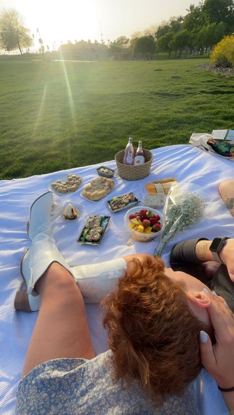 Picnic Picture Ideas Instagram Couples, Cute Picnics With Boyfriend, Taman Date, Forest Date Ideas, Couple Photo Picnic, Picnic Dates With Boyfriend, Piknik Date Couple, Picnic Pics With Boyfriend, Cute Couple Picnic Photos