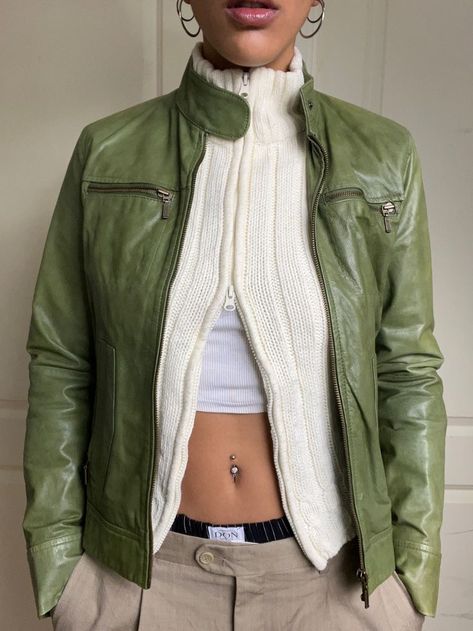 Colored Leather Jacket Outfit, Green Outfits Aesthetic, Winter Outfits Green, Green Fall Outfit, Green Outfit Aesthetic, Leather Jacket Aesthetic, Green Bag Outfit, Olive Outfit, Green Shoes Outfit