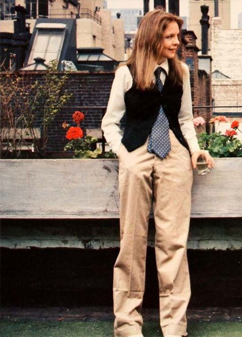 Diane Keaton in “Annie Hall” (1977) Annie Hall Style, Annie Hall, Tie Women, Estilo Hippie, Diane Keaton, Mode Inspo, Mode Vintage, 70s Fashion, Look Cool