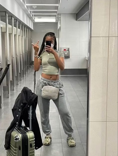 Sweatpants And Sandals Outfit, Grey Pants Outfit Black Women, Gray Sweatpants Outfit Black Women, Airport Shoes Women, Travel Outfit Black Women, Airport Fits Black Women, Airport Fits Comfy, Flying Outfit Travel, Black Airport Outfit