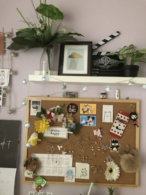 Pin Board Ideas Room Decor Aesthetic, Corkboard Aesthetic Study, How To Decorate A Cork Board, Bedroom Bulletin Board Ideas, Bulletin Board Aesthetic, Cork Board Inspiration, Aesthetic Cork Board Ideas, Corkboard Aesthetic, Pin Board Ideas Aesthetic