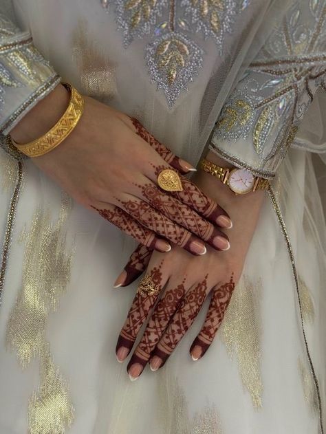 North African Henna, Arab Henna Designs, Henna Day, Easy Henna Designs, Moroccan Henna, Henna Nails, Henna Inspired Tattoos, Henna Wedding, Cute Henna