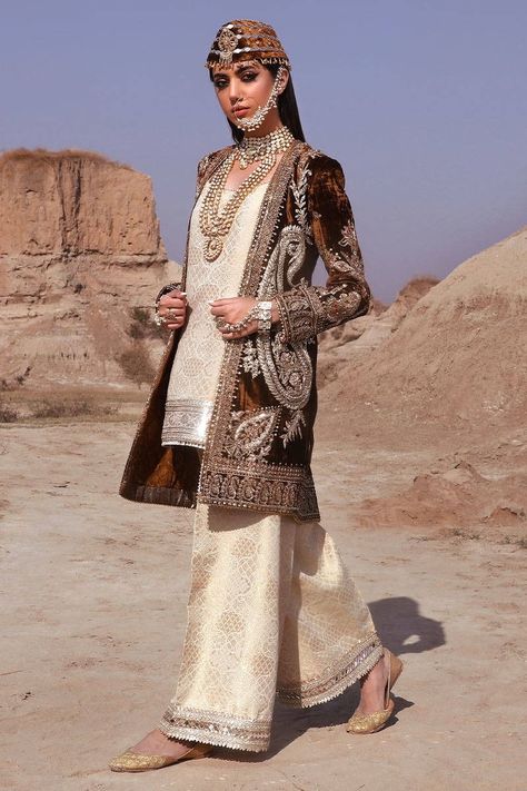 Wedding Wear Pakistani, Simple Building, Velvet Dress Designs, Shirt Trouser, Pakistani Wedding Outfits, Pakistani Fashion Party Wear, Pakistani Fancy Dresses, Best Winter Outfits, Velvet Gown