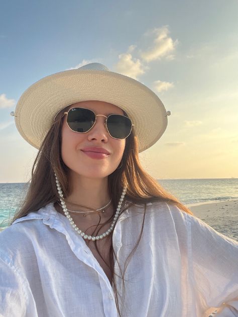 Beach Pictures Hat, Punta Cana Outfits, Hat Outfits Summer, Hm Outfits, Alia Bhatt Photoshoot, Beach Instagram Pictures, Summer Poses, Holiday Photography, Batumi