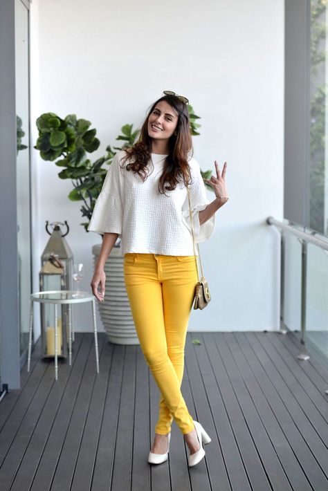 #MandanaKarimi was seen in a loose-fitting #white top, paired with #yellow jeans. Those white #pumps and #gold bag complemented the look Mandana Karimi, Huma Qureshi, Yellow Jeans, Summer Bride, Embellished Gown, Gold Bag, White Pumps, Pastel Hues, White Top