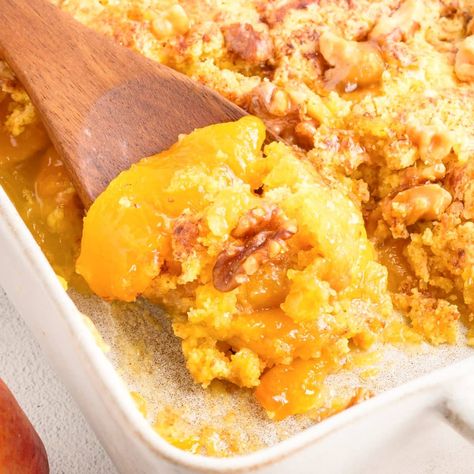 Peach Dump Cake Peach Pie Filling Recipes Desserts, Summer Peach Cake, 9x13 Desserts, Peach Pie Filling Recipes, Homemade Yellow Cake, Hawaiian Cake, Peach Dump Cake, Blueberry Dump Cakes, Peach Dessert