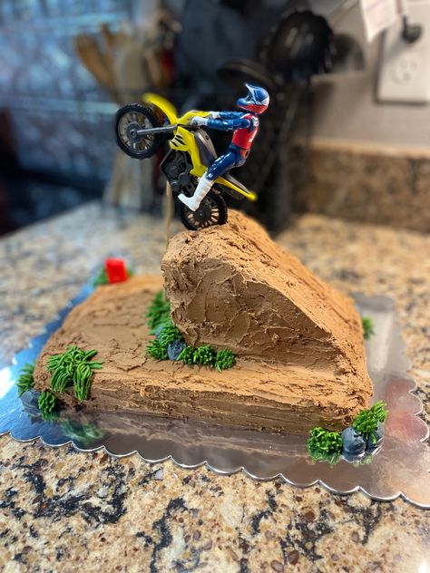 Dirt Bike Birthday Party Cake, Dirt Bike Track Cake, Diy Dirt Bike Cake, Dirtbike Cake Ideas, Dirtbike Birthday Cakes, Motorcycle Cake Kids, Motorbike Cake Kids, Bike Cakes For Boys, Dirt Bike Cakes For Boys