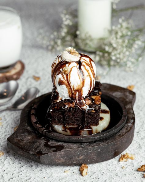 Brownie Photography Food Styling, Sizzling Brownie With Ice Cream, Brownie Photography, Brownie With Ice Cream, Sizzling Brownie, Brownie Ice Cream Cake, Brownie Treats, Wing Tattoo Men, Food Creatives