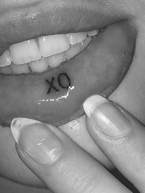 Lip Tattoo Inside Lip Tattoos, Tattoos Lips, Inner Lip Tattoo, Xo Tattoo, Bff Ideas, Lipstick Tattoos, Tattoo Cute, Petite Tattoos, Bff Tattoos