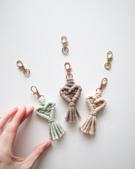 Handmade Car Charms, Macrame Cute Things, Valentines Day Macrame Ideas, Macrame Keyring Pattern, Valentine Macrame Diy, Cool Macrame Ideas, Macrame Heart Keychain Tutorial, Diy Macrame Ideas, Valentine Macrame Ideas