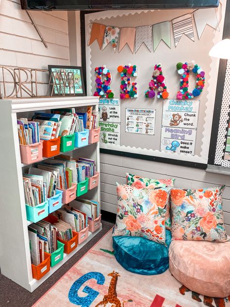 Cute Classroom library Small Classroom Library Set Up, Small Classroom Library, Small Classroom, Cute Classroom, Classroom Library, Corner Bookcase, Bookcase, Home Decor, Home Décor