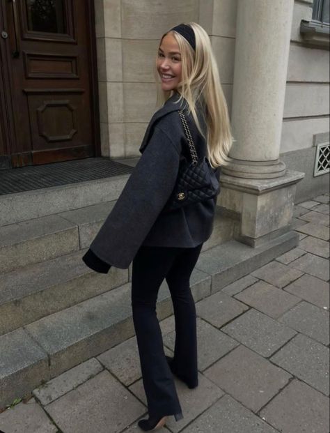 Dark Stockholm Style, City Break Outfit Autumn, Black Coat Outfit Winter, Feminine Winter Outfits, Grey Coat Outfit, City Break Outfit, Winter Coat Outfits, Mommy Outfits, Classy Winter Outfits