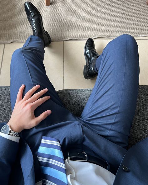 Don’t forget to put on your best… smile 😉 Suit Aesthetic, Boy Snaps Pic, Boy Snaps, Men In Socks, Office Men, Blue Necktie, Dress Suits For Men, Navy Suit, Paris Photo