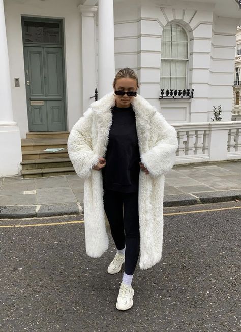 White Fluffy Coat Outfit, Long Coat Winter Outfit, White Teddy Coat Outfit, Long Teddy Coat Outfit, Fluffy Coat Outfit, White Teddy Coat, White Fluffy Coat, Coat Winter Outfit, Teddy Coat Outfit