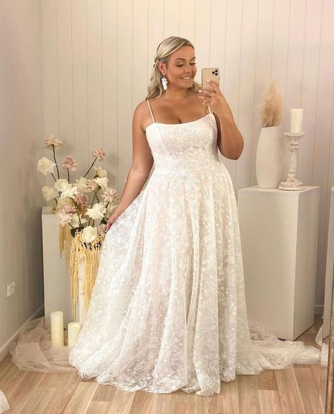 A Line Wedding Dress Mid Size, Curve Wedding Dresses, Curvy Girl Wedding Dress, Midsize Bride, Plus Size Wedding Dresses Curvy Bride, Curvy Wedding Dress, Dress Chiffon, Curvy Bride, Bright Wedding