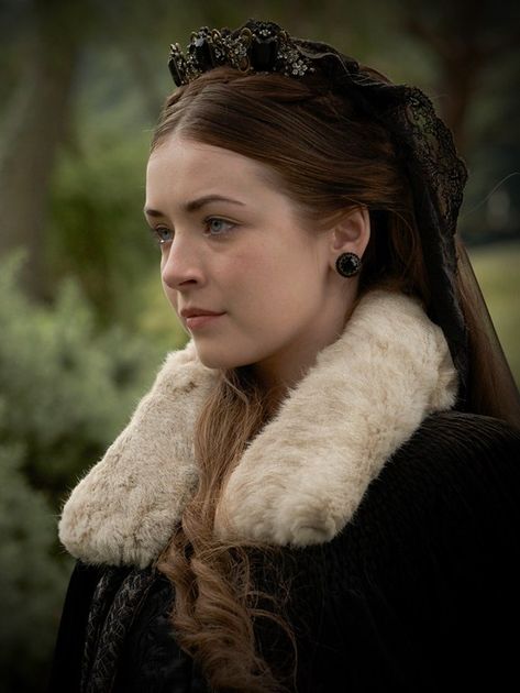 Tudors Costumes, The Tudors Costumes, Margaret Tudor, Tudor Series, Mary Tudor, Tudor Dress, Sarah Bolger, Tudor Fashion, Black Tiara