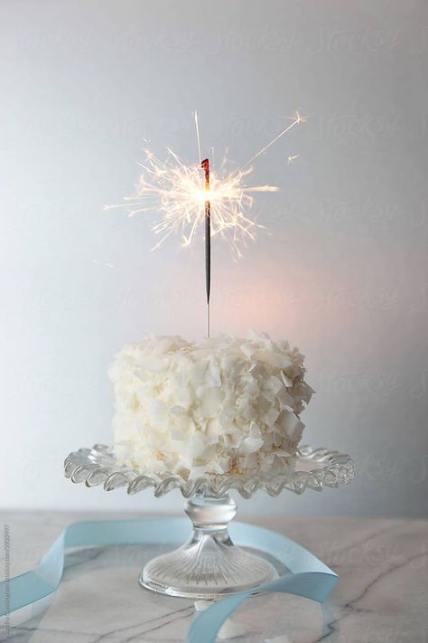 White Bday Cake, White Birthday Cake Ideas, Cake With Sparklers, Red Velvet Cake Recipe Easy, Birthday Cake Sparklers, White Birthday Cake, Cake Sparklers, White Birthday Cakes, Vanilla Birthday Cake