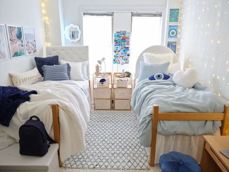 Navy Dorm Room, White Dorm Room, Pretty Dorm Room, Dorm Themes, Blue Dorm, College Dorm Room Inspiration, Dream Dorm Room, Cozy Dorm Room, Freshman Dorm