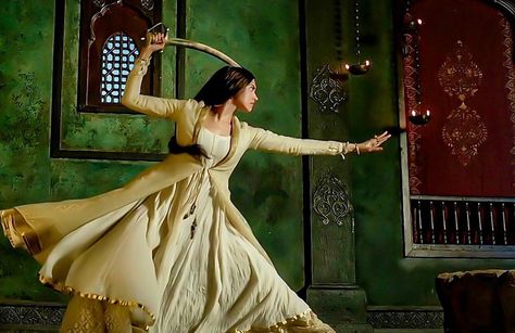 Padmavati Aesthetic, Deewani Mastani Dress, Mastani Deepika Padukone, Mastani Dress, Bajirao Mastani, Bollywood Aesthetic, Desi Love, Desi Aesthetics, Royalty Aesthetic