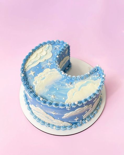 Crescent Cake Decoration, Moon Smash Cake, Kanha Birthday, Moon Shaped Cake, Moon Cake Design, Astrology Cake, Crescent Moon Cake, Moon Birthday Cake, Moon Baby Shower Cake