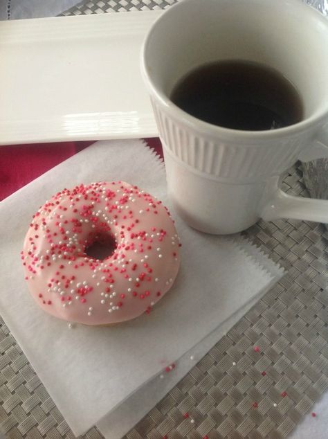 Vanilla Bean Baked Donuts with Strawberry Frosting - Shugary Sweets Glaze Frosting, Donut And Coffee, Yummy Donuts, Strawberry Donut, Baked Donut, Donut Pan, Streusel Coffee Cake, Glazed Donuts, Shugary Sweets