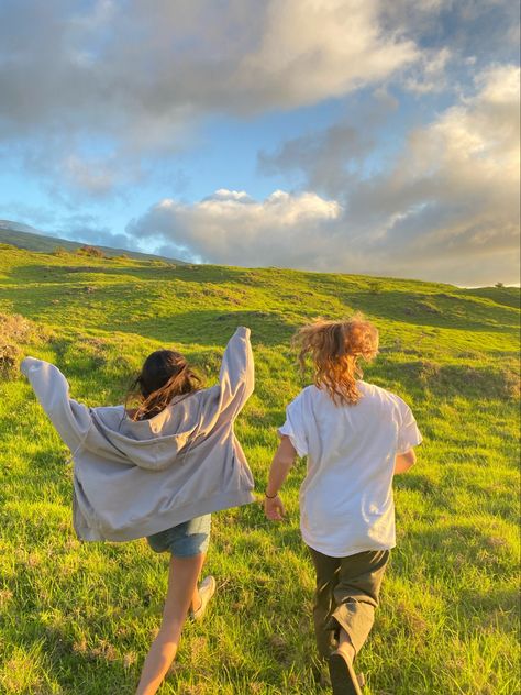 Running With Friends Aesthetic, Happy Life Pictures, Friends In Nature, People Doing Things, People In Nature, Human Photography, Happy Person, Happy Photos, Green Field