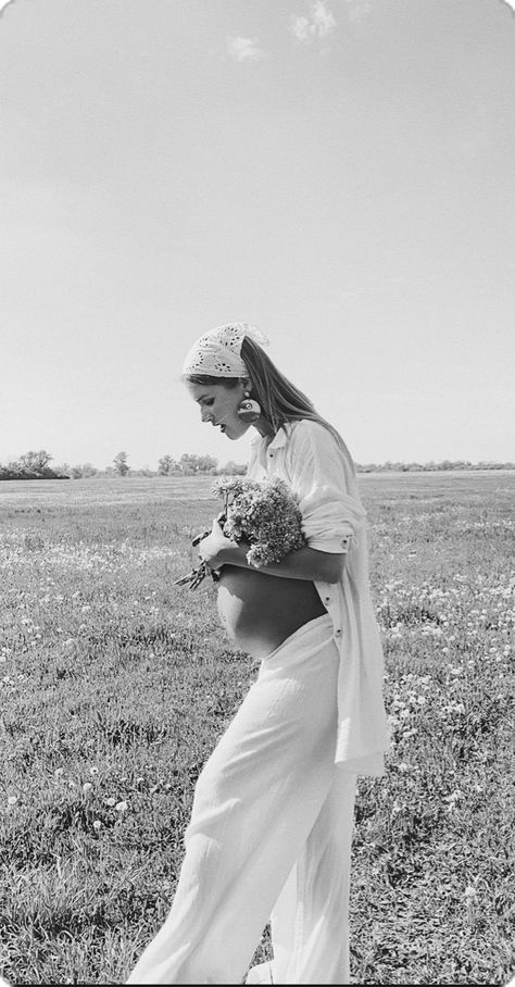 Cool Mom Maternity Photo, Italian Summer Maternity Shoot, White Dress Shirt Maternity Shoot, Unique Outdoor Maternity Photos, Maternity Photos Denim, Farmhouse Maternity Shoot, Grass Field Maternity Pictures, Cool Maternity Shoot, Maternity Pictures Aesthetic