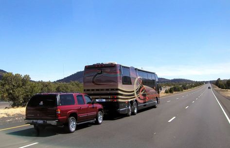 Flat towing a vehicle behind a motorhome Lightweight Truck Campers, Top Hacks, Sierra Denali, Rock Guard, Small Campers, Rv Lifestyle, Bronco Sports, Cheap Car, Cheap Cars