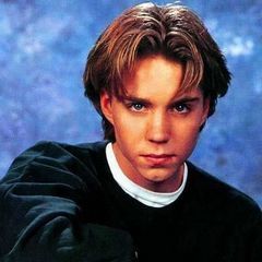 Jonathan Brandis of The SeaQuest DSV---I SO LOVED THIS SHOW! Seaquest Dsv, Jonathan Brandis, Matthew Lawrence, 90s Actors, Popular People, Cute Celebrities, Color Of The Year, Good Looking Men, Stephen King