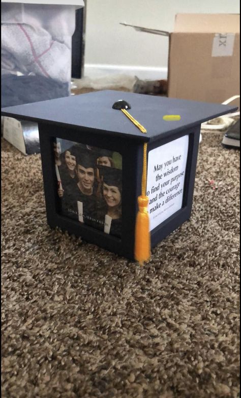 Graduation Boxes Decor, Diy Graduation Picture Frames, Grad Boxes, Graduation Picture Frame Ideas, Graduation Crafts High School, Graduation Ideas College, Grad Card Box Ideas, Graduation Party Card Box Ideas, Graduation Card Box Ideas