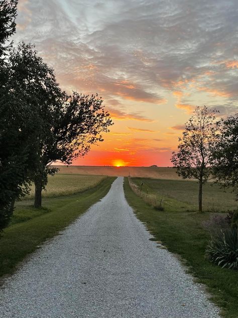 Sunset Aesthetic Field, Country Back Roads Aesthetic, Country Sunrise Aesthetic, Sunset In The Country, Sunsets On A Farm, Remote Places, Best Shots, Seo Expert, Pretty Landscapes