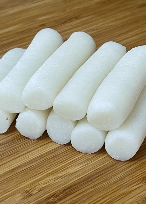 Garaetteok (Homemade Rice Cake) Rice Noodle Homemade, Rice Cake Korean Recipes, Homemade Korean Rice Cakes, Rice Dough Recipe, Home Made Rice Cakes, Rice Sticks Recipes, Rice Cake Recipes Korean, How To Make Rice Cakes, Garaetteok Recipe