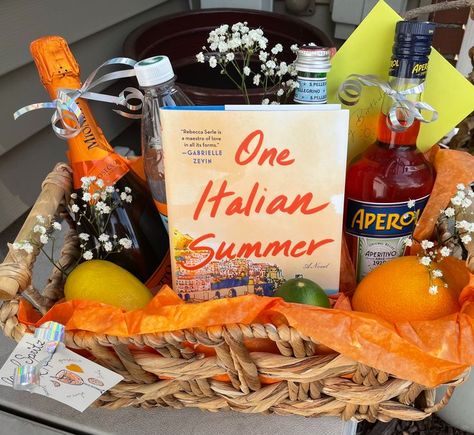 Made this as gift for my boyfriends mom and she loved it! Get a cute book, Aperol, Selzter Water. Sparkling Water, and citrus fruits! Add ribbon and a cute basket! Summer Cocktail Gift Basket, Limoncello Gift Basket, Aperol Spritz Basket, Aperol Gift Basket, Italian Themed Gift Basket, Cocktail Basket Ideas, Italian Basket Gift Ideas, Pickle Gift Basket, Drink Basket Gift Ideas