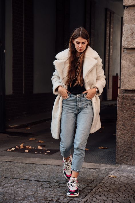 Triple S Outfit, Sneakers Outfit Winter, Winter Sneakers Outfit, Sneakers Street Style, Winter Outfit Ideas, What To Wear Today, Sneakers Looks, Teddy Coat, Women Sneakers