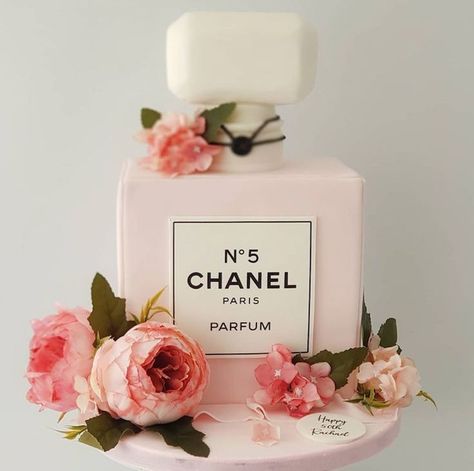 Perfume Cake Ideas, Chanel Perfume Cake, Pink Chanel Perfume, Perfume Bottle Cake, Trendy Cake Designs, Perfume Cake, Cake Perfume, Chanel Perfume Bottle, Chanel Cake