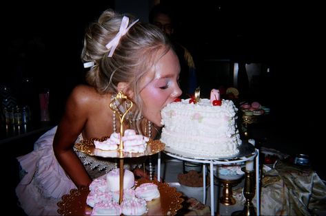 Marie Antoinette birthday party 17. Geburtstag, 16th Birthday, Marie Antoinette, 18th Birthday, Just Girly Things, Let Them Eat Cake, 21st Birthday, Bday Party, Eat Cake