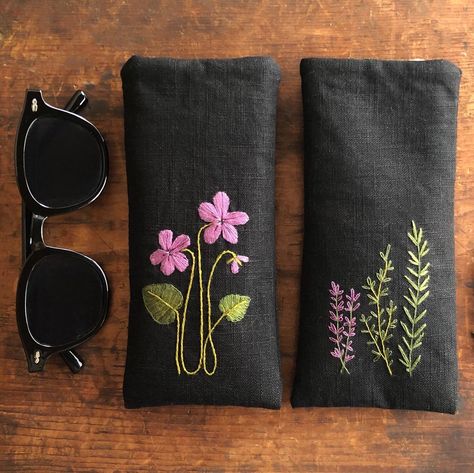 Embroidery Products Ideas, Glasses Embroidery, Glass Embroidery, Embroidery Cases, Pochette Portable, Handmade Fabric Bags, Simple Hand Embroidery Patterns, Diy Embroidery Designs, Diy Bag Designs